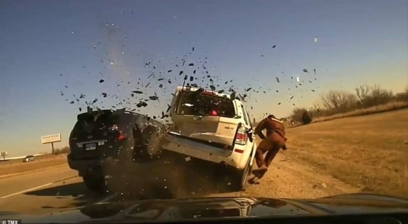 تراند اليوم : شاهد: سيارة تصدم مركبة متوقفة بقوة وتقذف ضابطا في الهواء في حادث مروع بأمريكا