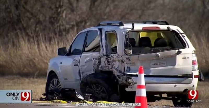 تراند اليوم : شاهد: سيارة تصدم مركبة متوقفة بقوة وتقذف ضابطا في الهواء في حادث مروع بأمريكا