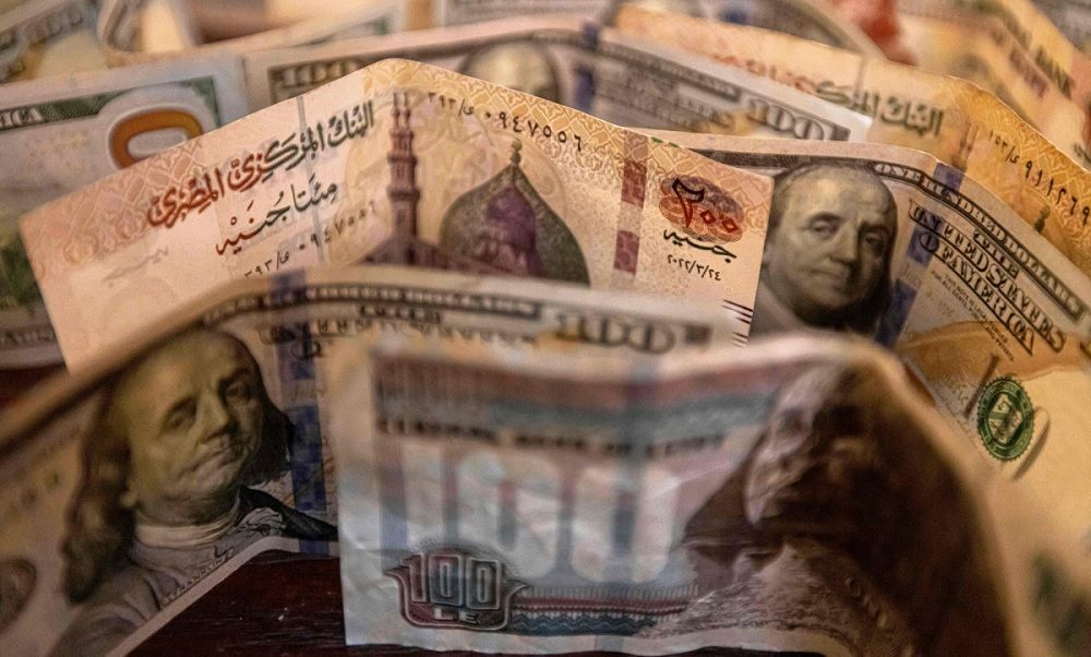 ما هي مخاطر تعويم الجنيه دون توفير الدولار بالبنوك؟