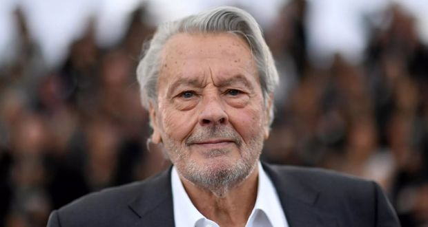 بعد الخلافات بين أبنائه.. القضاء الفرنسي يضع يده على المتابعة الطبية لوضع النجم آلان ديلون