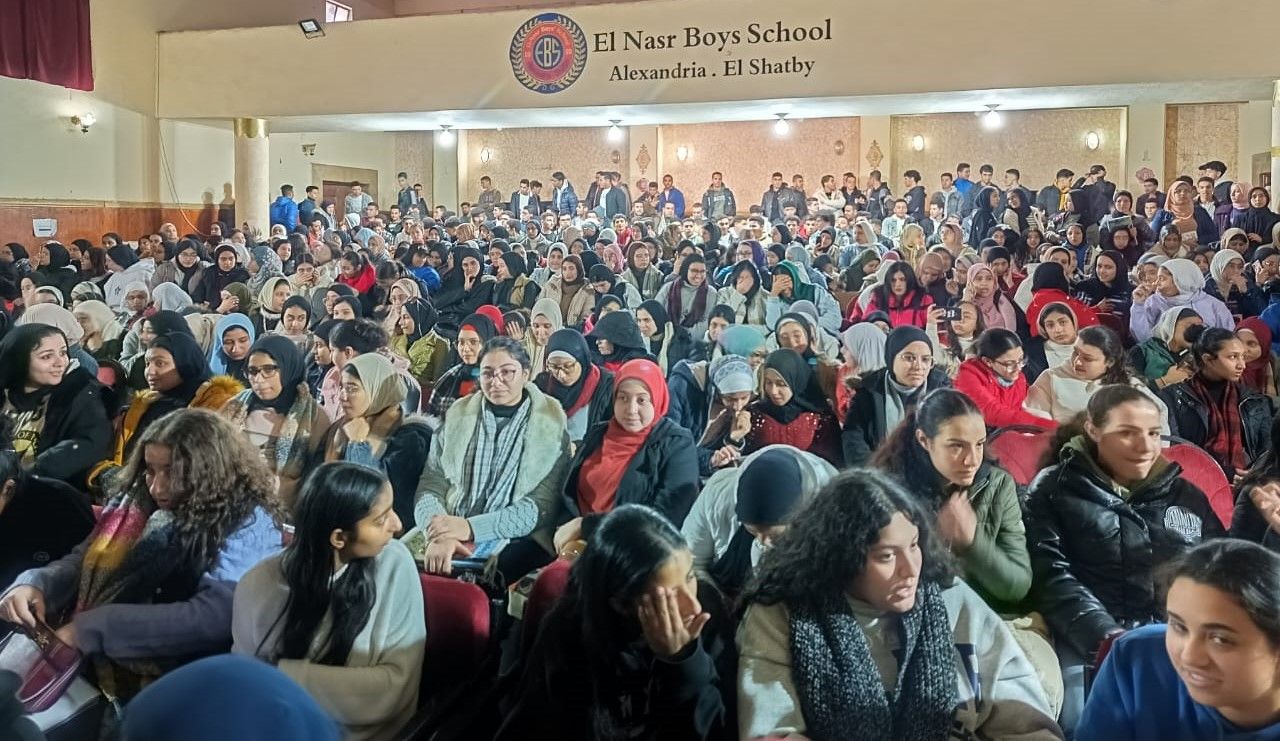 إقبال كبير من طلاب الثانوية العامة على مجموعات الدعم المدرسى.. صور