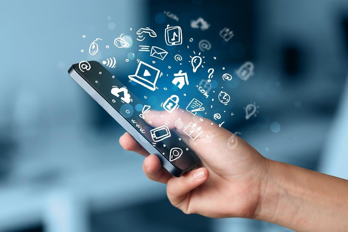 "البابطين": 95% من أهل الرياض يُمضون وقتهم في استخدام الجوال