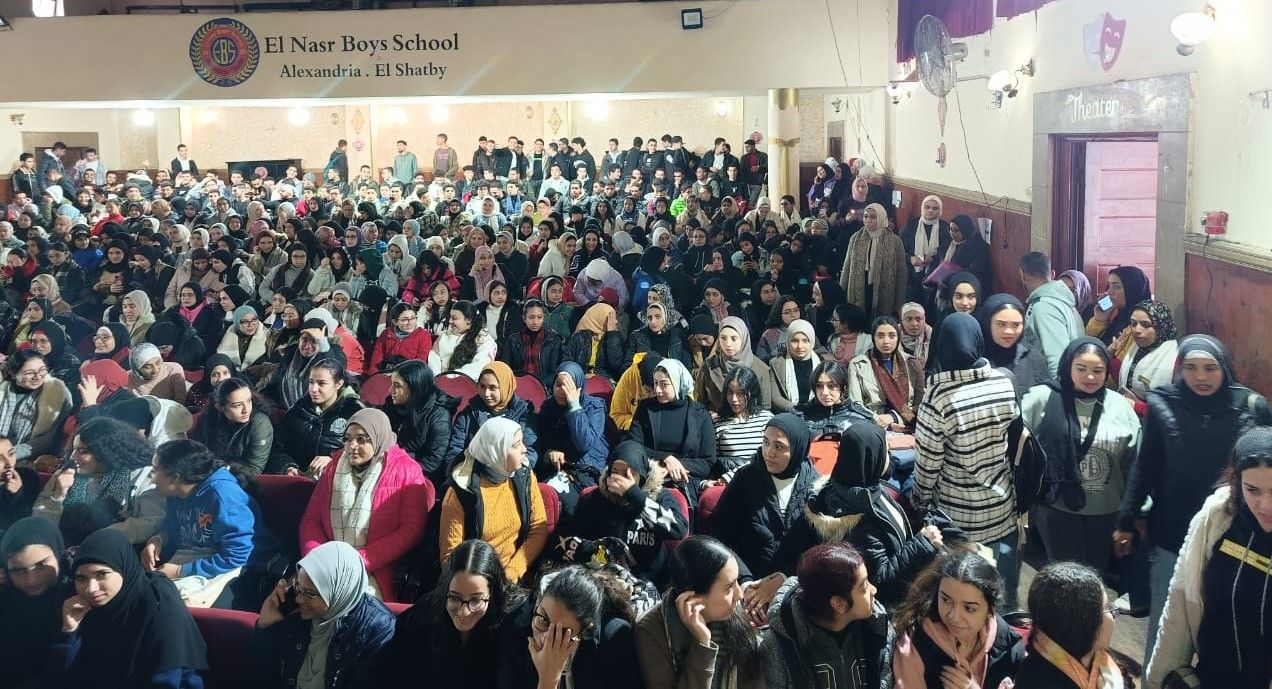 إقبال كبير من طلاب الثانوية العامة على مجموعات الدعم المدرسى.. صور
