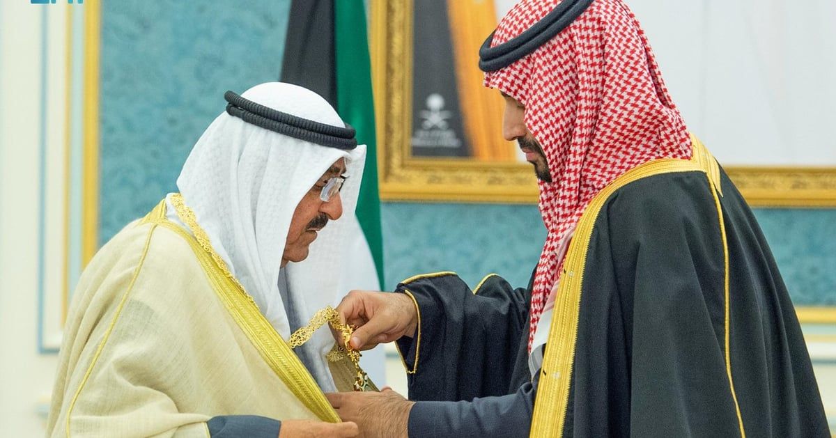 نيابة عن خادم الحرمين.. ولي العهد يقلّد أمير الكويت الشيخ مشعل الأحمد الجابر الصباح قلادة الملك عبدالعزيز