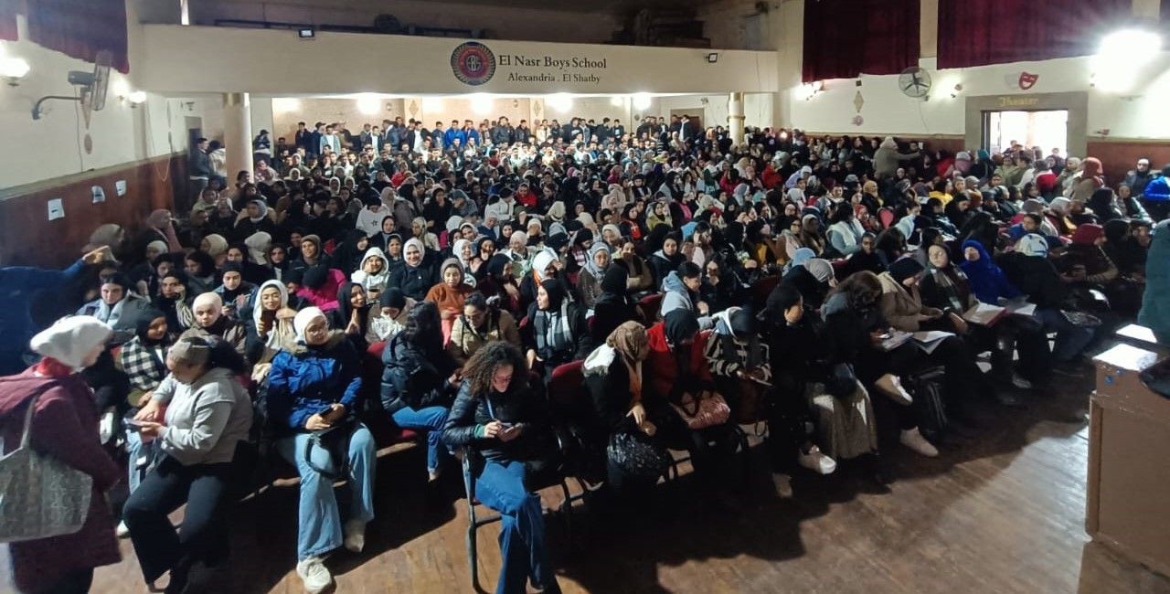 إقبال كبير من طلاب الثانوية العامة على مجموعات الدعم المدرسى.. صور