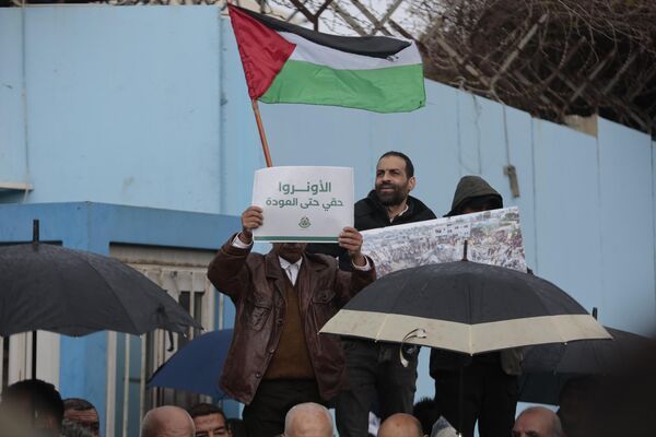 وقفة أمام مقر الـ"أونروا" في بيروت.. أمريكا تنقل الأزمة إلى الدول المضيفة... فيديو