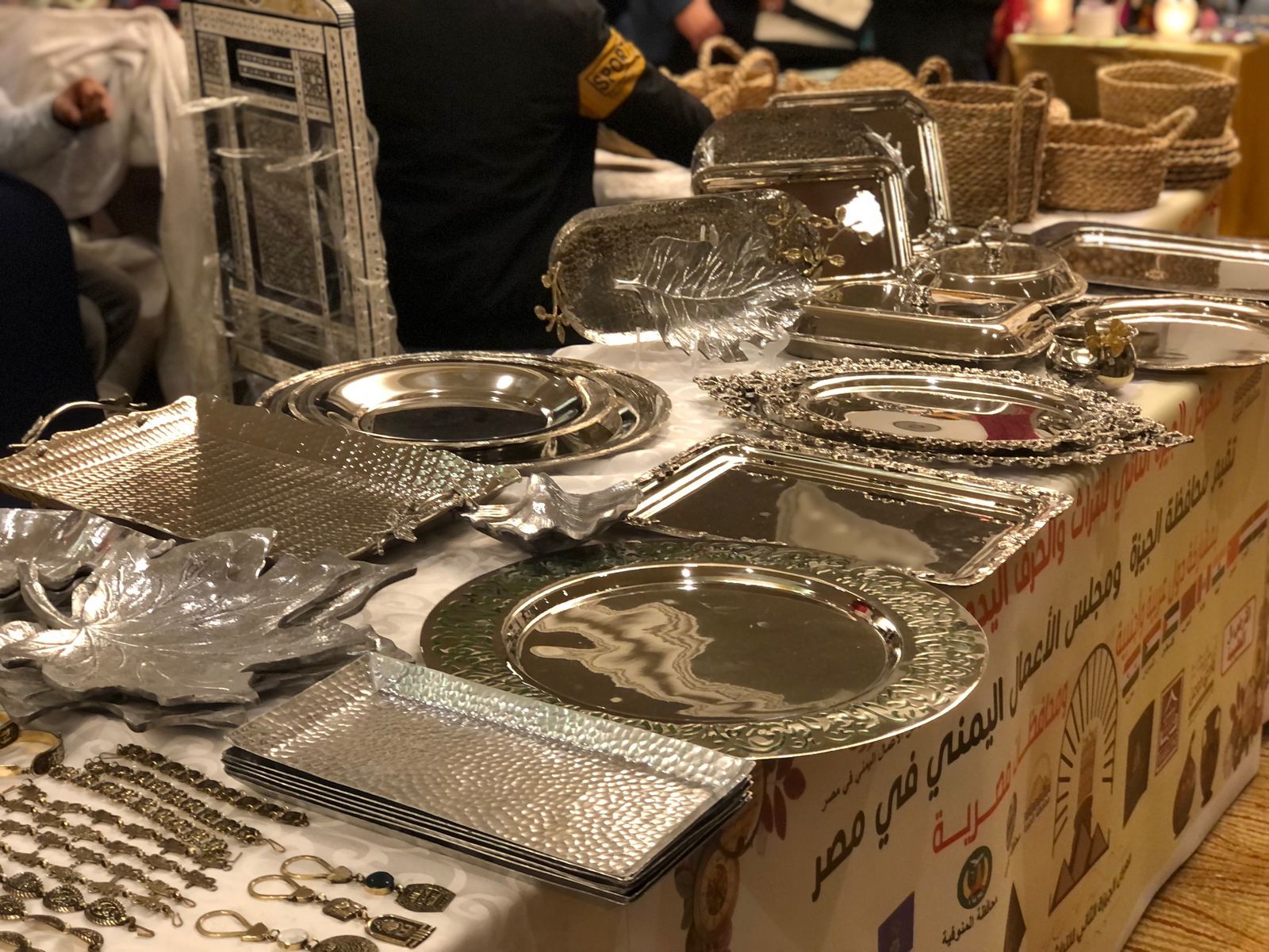 منتجات يدوية محلية وعربية وأجنبية فى معرض الجيزة للحرف التراثية.. صور