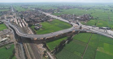 وزير النقل يعلن بدء التشغيل التجريبى لكوبرى أعلى مزلقان أبو حمص.. صور