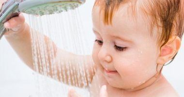 لماذا الاستحمام بالماء البارد أفضل من الساخن؟ خبير مناعة يوضح