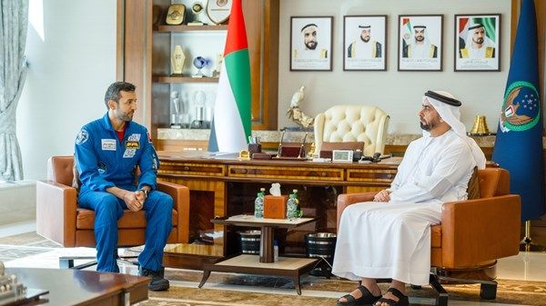 سيف بن زايد يلتقي سلطان النيادي وفريق عمل مهمة "طموح زايد 2"