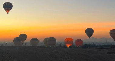 سياح العالم يستمتعون بسماء الأقصر على متن رحلات البالون الطائر.. صور