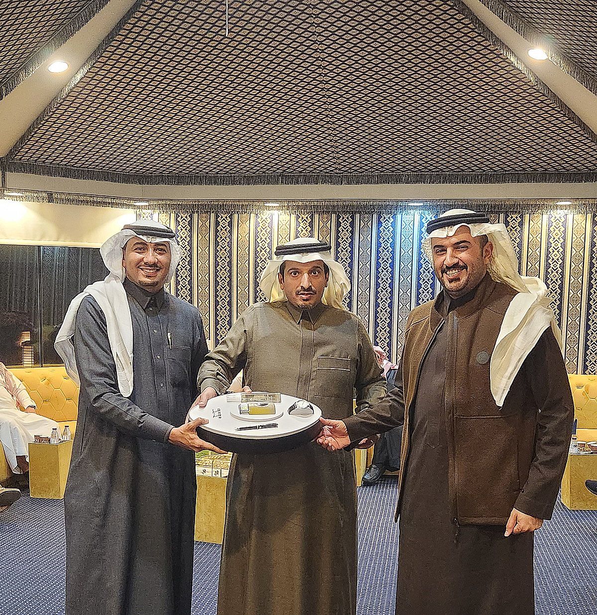 تكريم الزميل "آل جندب" لحصوله على "ماجستير اتصال الأزمات" من جامعة الملك خالد