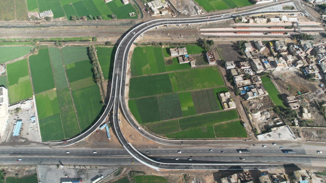 وزير النقل يعلن بدء التشغيل التجريبى لكوبرى أعلى مزلقان أبو حمص.. صور