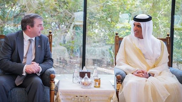 سعود بن صقر يستقبل المبعوث التجاري البريطاني لدى الدولة