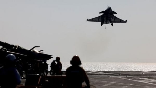 الحوثيون يقولون إنهم استهدفوا سفينة تجارية أمريكية في البحر الأحمر