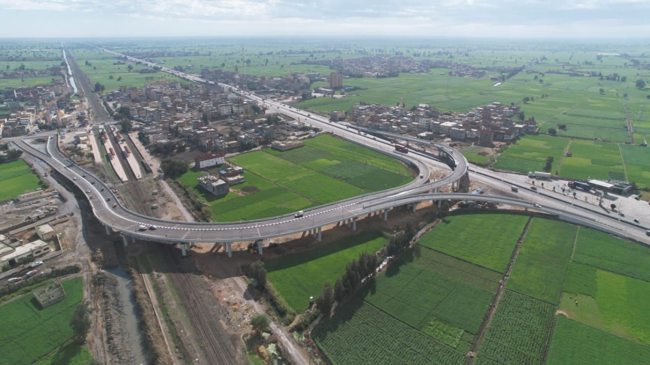 وزير النقل يعلن بدء التشغيل التجريبى لكوبرى أعلى مزلقان أبو حمص.. صور