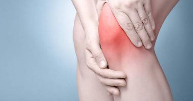 نصائح لتقليل آلام الركبة في الشتاء.. أبرزها الوزن الصحى والمكملات الغذائية