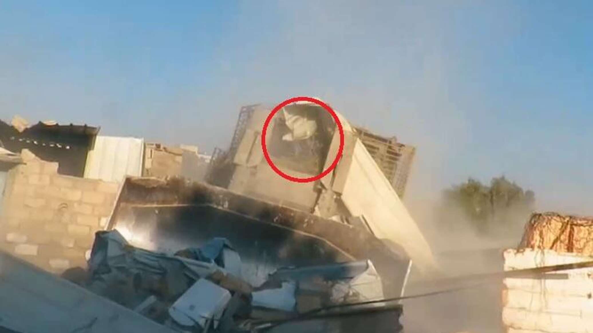 عنصر من "القسام" وجها لوجه أمام مدرعة إسرائيلية وصاروخ يفاجئ سائقها... فيديو