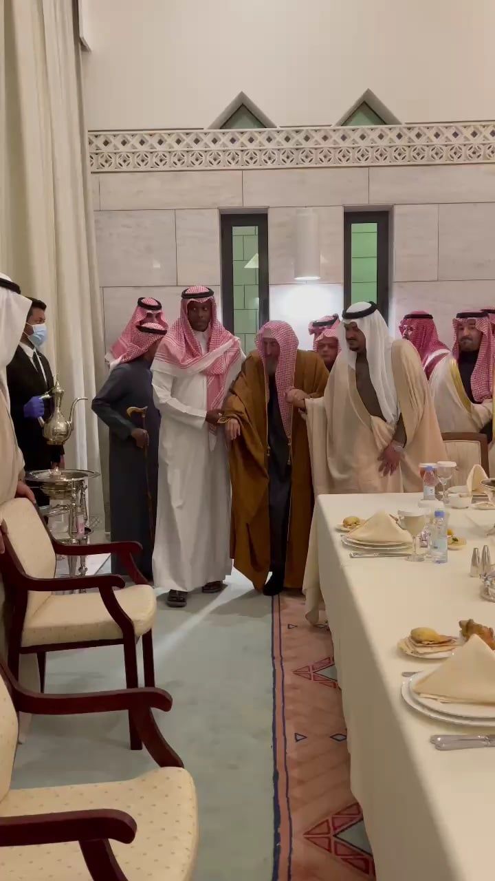 تواضُع وسموّ أخلاق.. نائب أمير الرياض يعاضد "مفتي المملكة" ويوصله إلى مجلسه "فيديو"