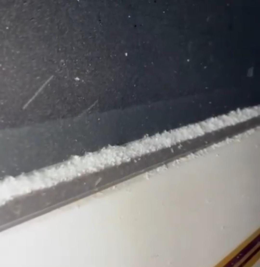 لحظة تساقط الثلوج على جبل اللوز في تبوك..فيديو