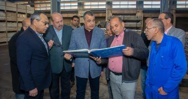 وزير الإنتاج الحربى يفاجئ عمال شبرا للصناعات بزيارة فى الصباح الباكر
