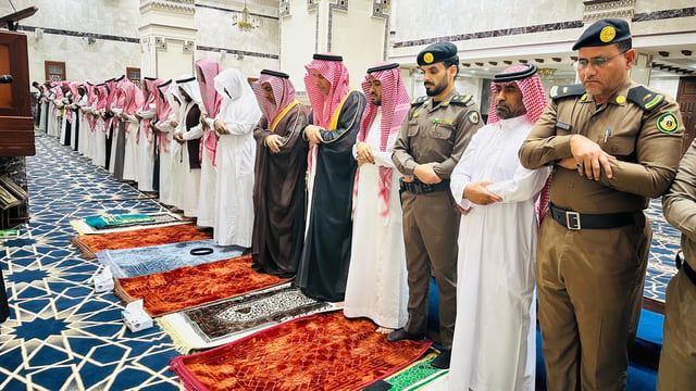 محافظ ⁧الليث⁩ يؤدي ⁧"صلاة الاستسقاء"⁩ في الجامع الكبير