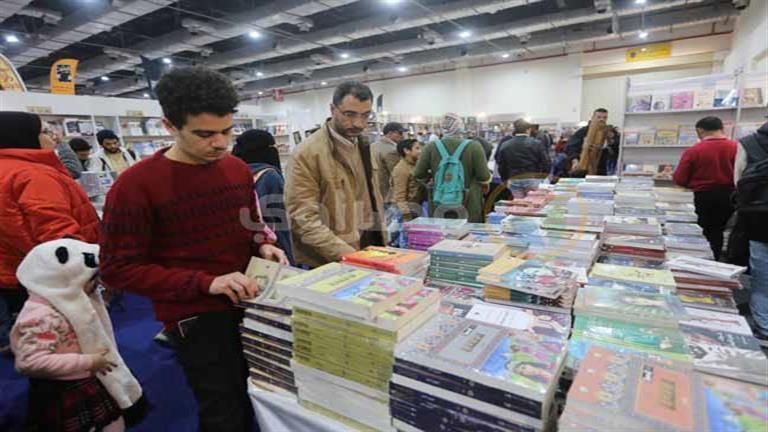 رغم سوء الطقس.. استمرار توافد الأسر والزوار على معرض الكتاب - صور