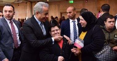 وزير العمل ومحافظ القاهرة يسلمان 100 عقد عمل لذوى همم لدمجهم بالسوق