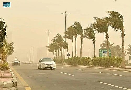 رياح شديدة على العلا والعيص تشمل تأثيراتها تدنيًا في مدى الرؤية الأفقية