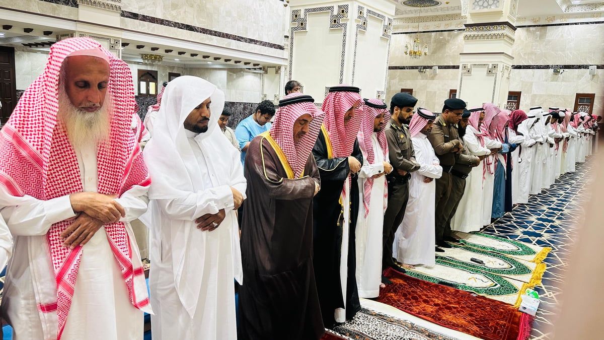 محافظ ⁧الليث⁩ يؤدي ⁧"صلاة الاستسقاء"⁩ في الجامع الكبير