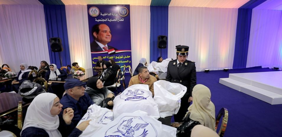 توزيع مواد غذائية وأجهزة كهربائية على أسر نزلاء مراكز الإصلاح والتأهيل.. صور