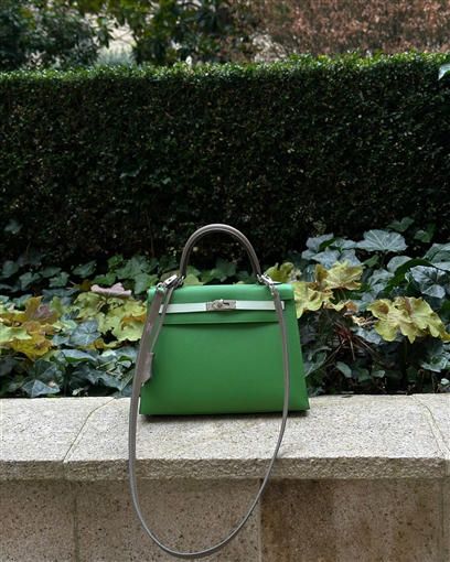 سعرها تجاوز المليون جنيه.. حقيبة هيفاء وهبي الخضراء من Hermes تُثير الجدل – (صور)