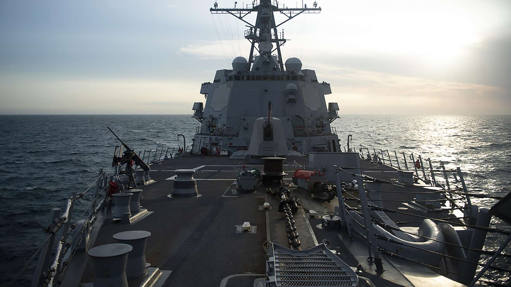 صاروخ "أنصار الله" يصل إلى "خط الدفاع الأخير" لأخطر السفن الأمريكية... صور وفيديو