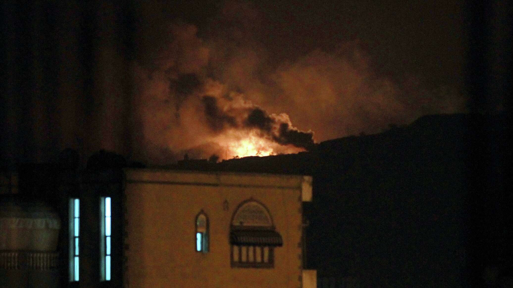 غارات جوية أمريكية وبريطانية مكثفة على مواقع لـ"أنصار الله" في الحديدة باليمن