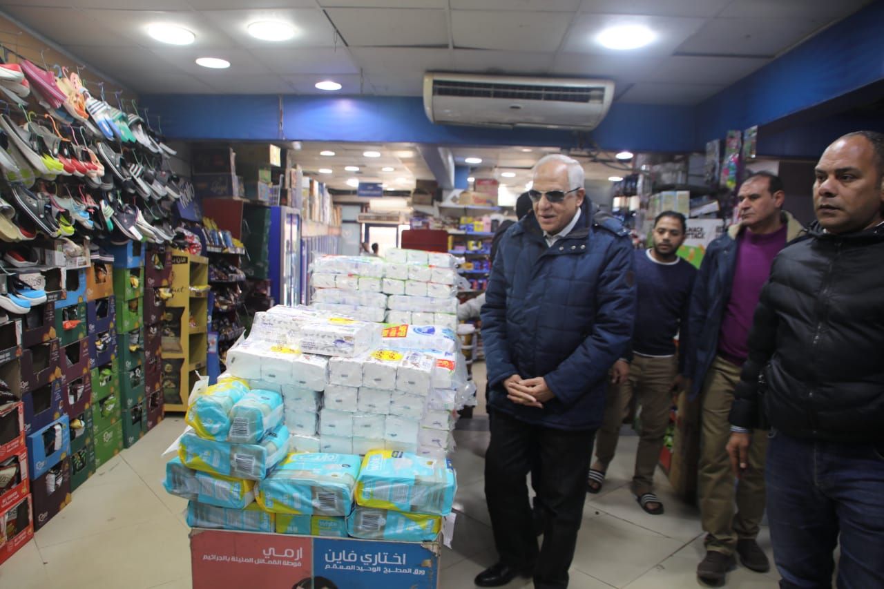 محافظ الجيزة يكلف المحليات بالتوسع فى إقامة المعارض لبيع السلع بأسعار مخفضة