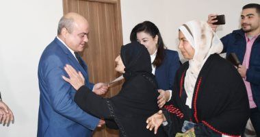 تبلغ 85 عاما.. تكريم الحاجة عائشة فاضل لتحررها من الأمية