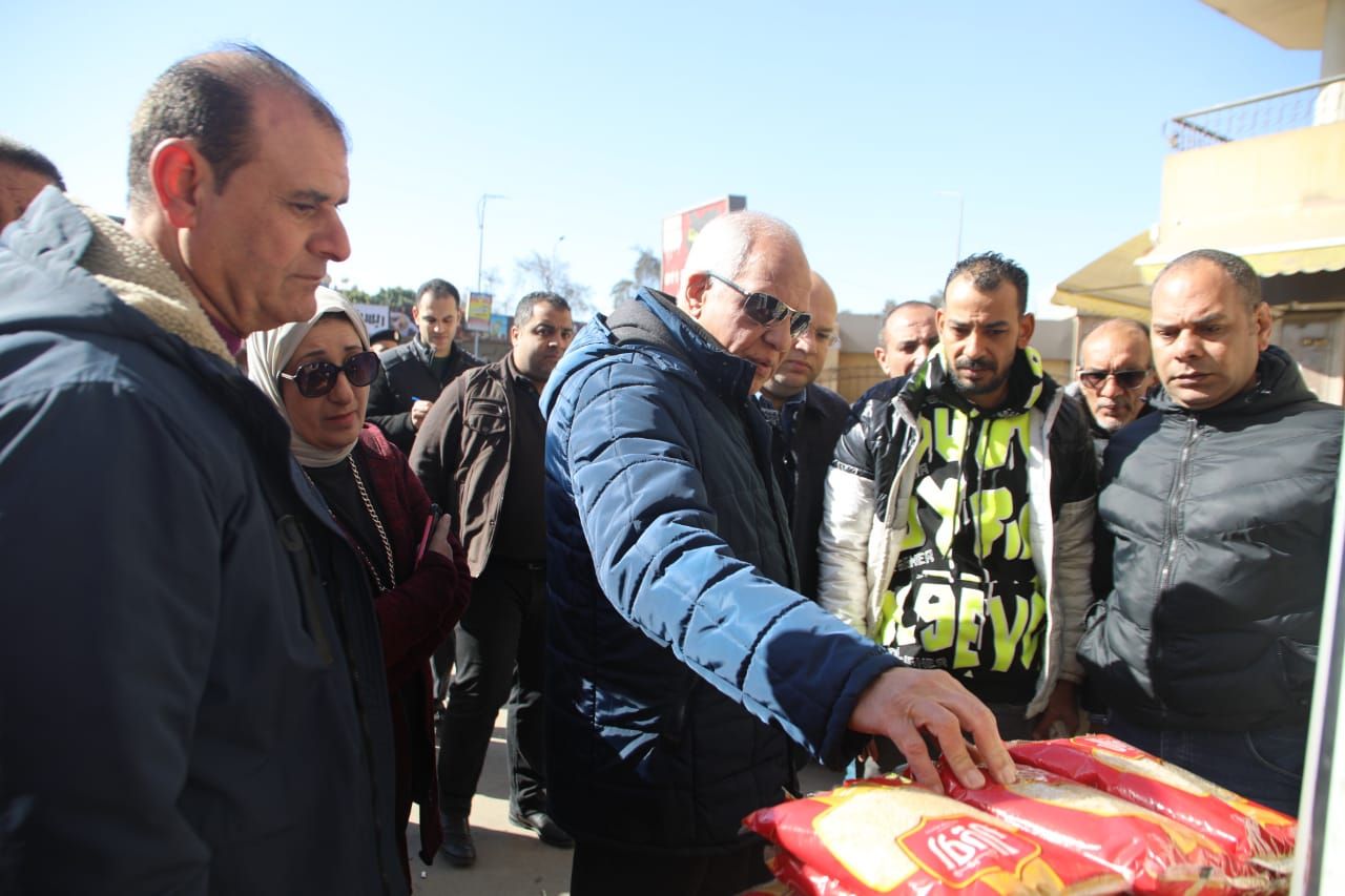 محافظ الجيزة يكلف المحليات بالتوسع فى إقامة المعارض لبيع السلع بأسعار مخفضة