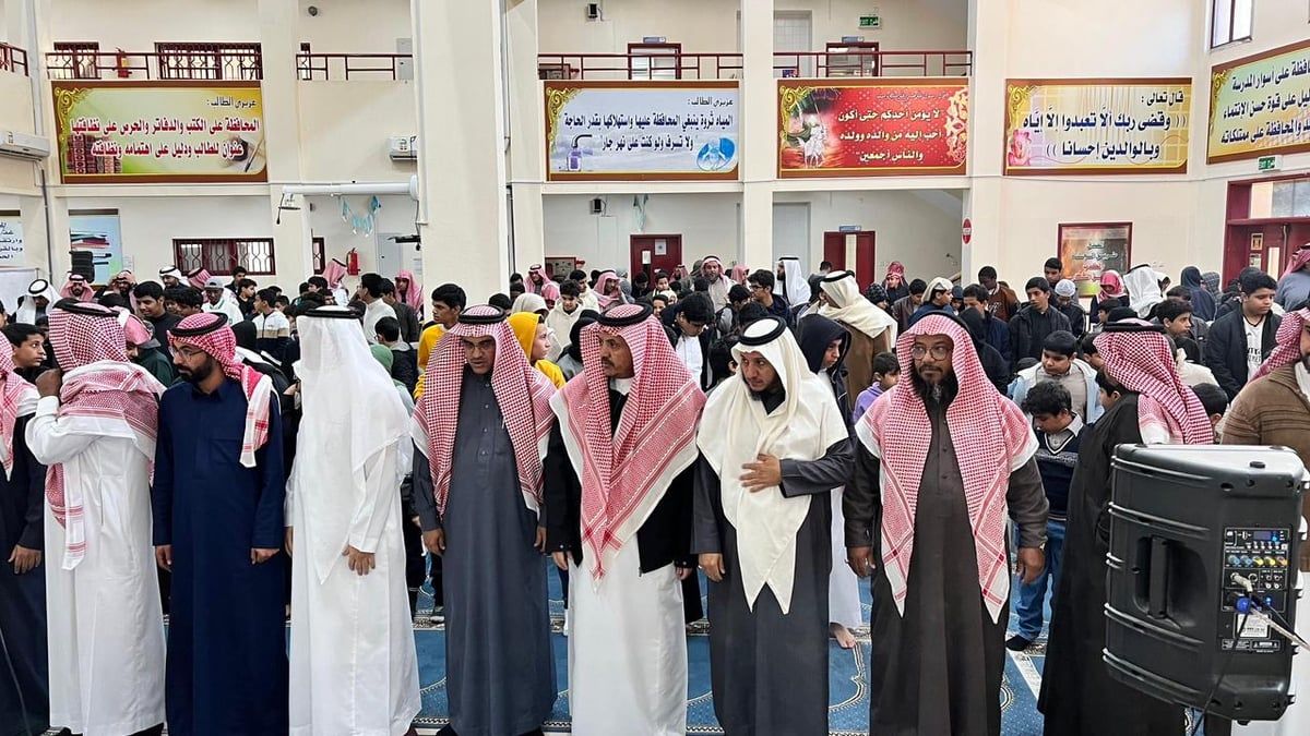 شاهد.. مدير تعليم الطائف يؤدي صلاة الاستسقاء مع طلاب ابتدائية الخالدية