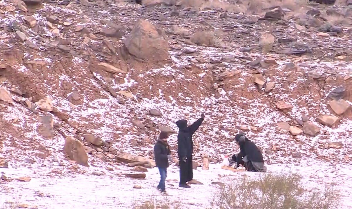 مشهد يأسر القلوب.. بياض الثلج يكسو مرتفعات تبوك والحرارة قرب الصفر المئوي