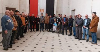 نقيب الغزل والنسيج يلتقى اللجنة النقابية بالمحلة لدعمهم بما يحقق مصالح العمال