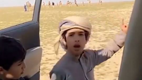 الخليج اليوم .. لا يعطيهم الماء.. تفاعل كبير مع فيديو أب كويتي ترك أطفاله في البر عند صديقه لتعلم الصبر والرجولة!