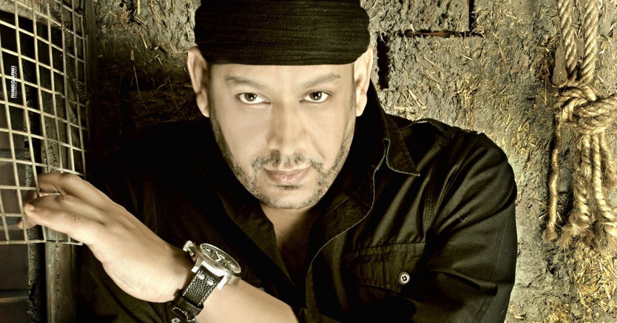 بالفيديو- عصام كاريكا يبكي متأثراً وهو يوصل ابنته لعريسها