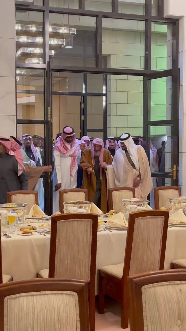 تواضُع وسموّ أخلاق.. نائب أمير الرياض يعاضد "مفتي المملكة" ويوصله إلى مجلسه "فيديو"