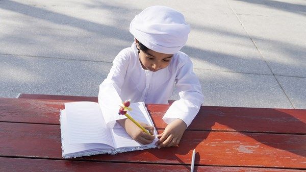 أطفال أبوظبي يطلقون رسائل من المجمع الثقافي إلى الفضاء