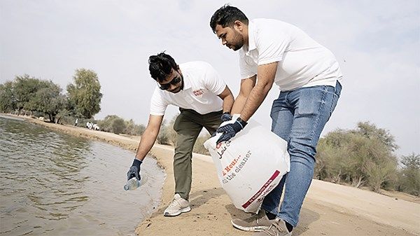 «ساعة مع عامل النظافة».. مبادرة نظمتها بلدية دبي و«دلسكو»
