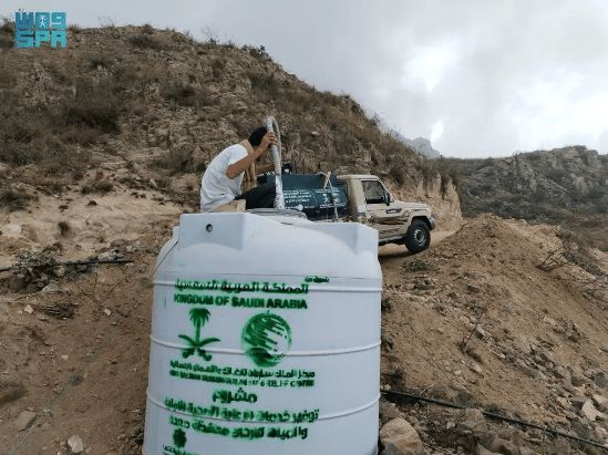 السعودية | مركز الملك سلمان للإغاثة يواصل تنفيذ مشروع خدمات الرعاية الصحية الأولية والمياه للنازحين في مديرية رازح بصعدة