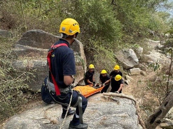 جازان.. "الدفاع المدني" ينقذ مخالفًا سقط من منطقة جبلية