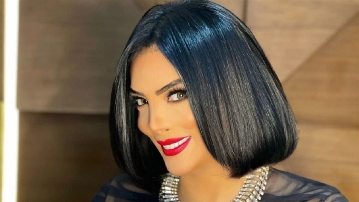 صورة نادرة لـ حورية فرغلي خلال تتويجها بلقب ملكة جمال مصر 2002