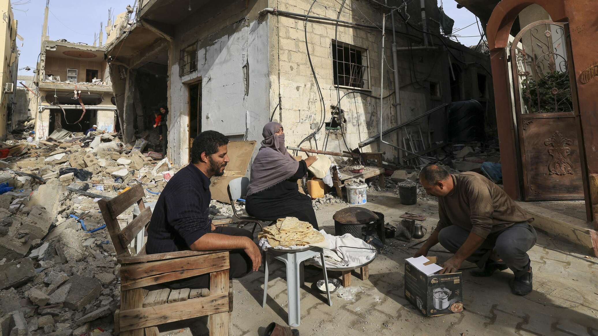 "قناة إسرائيلية" تنشر فيديو لعودة سكان شمالي غزة إلى منازلهم بعد انسحاب الجيش الإسرائيلي