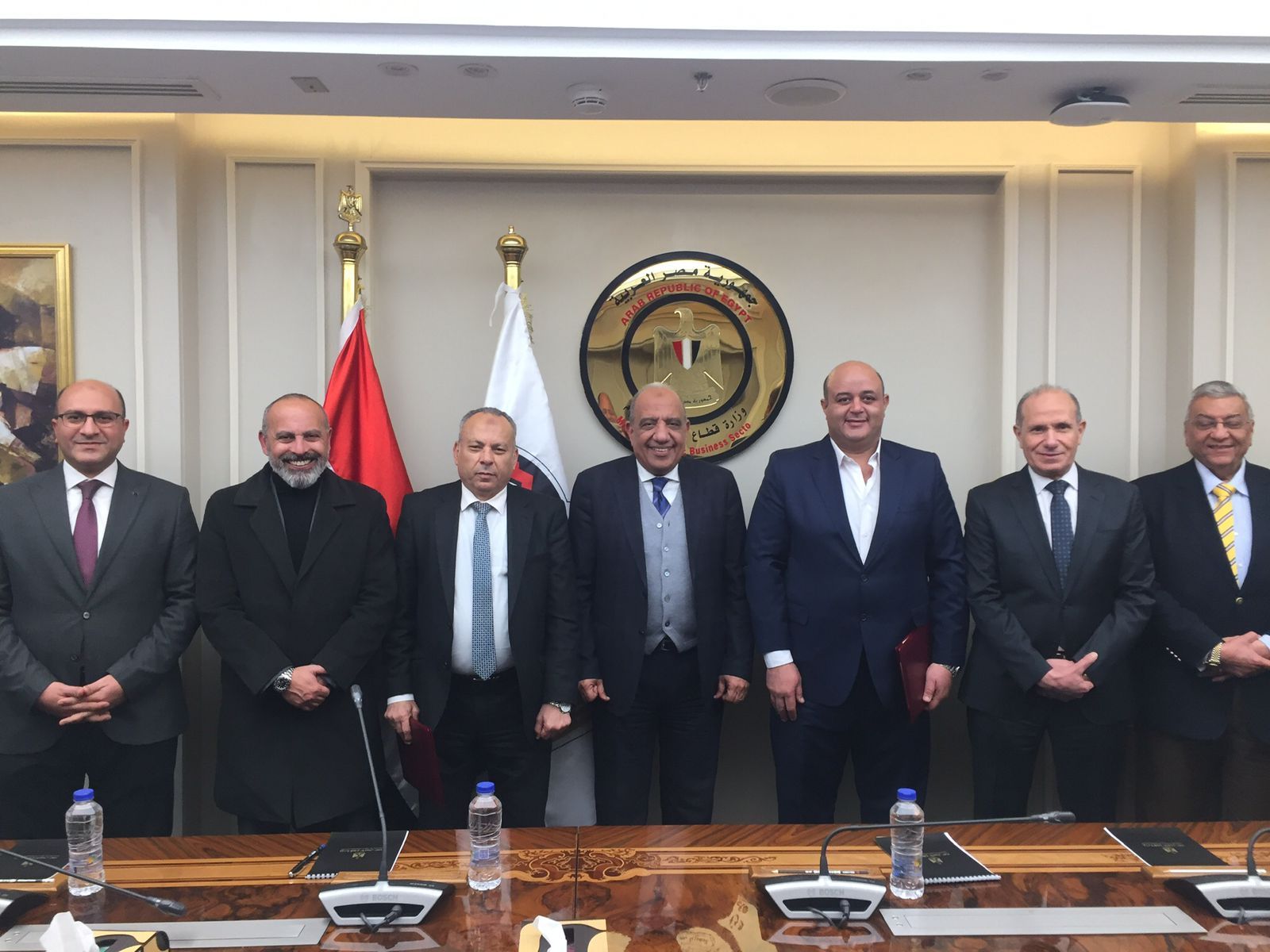 وزير قطاع الأعمال يتوسط مسؤولي شركة إيجيبكو وإحدى شركات التصنيع الزراعي وزير قطاع الأعمال يتوسط مسؤولي شركة إيجيبكو وإحدى شركات التصنيع الزراعي